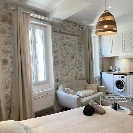 Le Robin With Ac & Charm